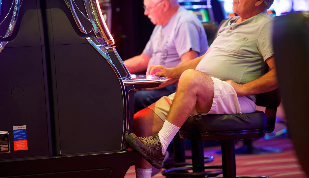 Sejumlah pria lansia bermain mesin slot di Dover Downs Casino, Delaware (5/6). (Mark Makela/Getty Images North America/AFP)