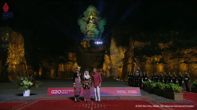 Presiden Jokowi bersama Iriana berfoto dengan Perdana Menteri Inggris Rishi Sunak saat menghadiri 'Welcoming Dinner and Cultural Performance G20 Indonesia' di Taman Budaya Garuda Wisnu Kencana Bali, Selasa (15/11/2022)