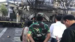 Presiden Jokowi meninjau Gereja Pantekosta Pusat Surabaya (GPPS) yang menjadi lokasi ledakan bom di Jalan Arjuna, Surabaya, Minggu (13/5). Jokowi didampingi Kapolri Jenderal Tito Karnavian dan Panglima TNI Mareskal Hadi Tjahjanto. (Liputan6.com/Istimewa)