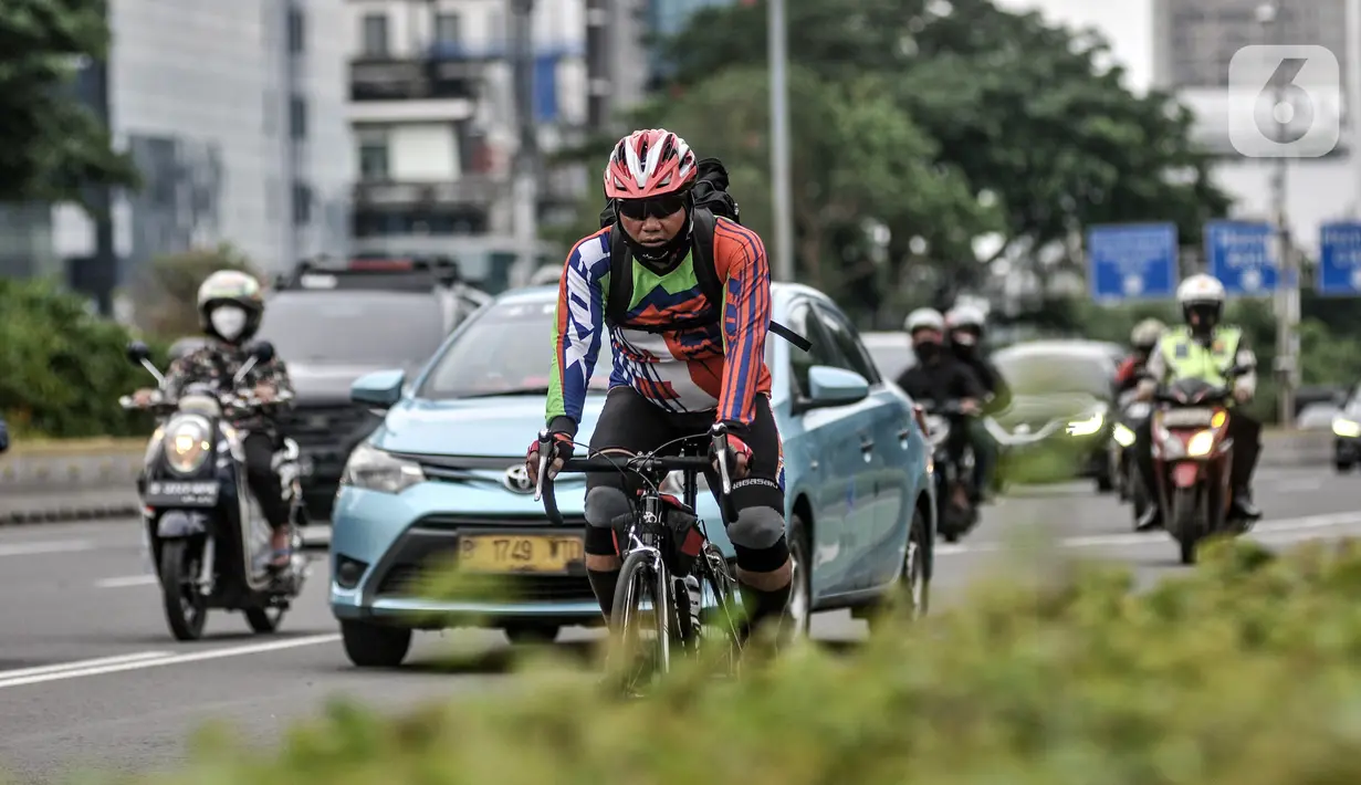 Pesepeda melintasi Jalan Jenderal Sudirman, Jakarta, Senin (18/1/2021). Selain pengetatan PSBB, peningkatan volume lalu lintas pesepeda di Ibu Kota terjadi seiring Penerapan Pembatasan Kegiatan Masyarakat (PPKM) Jawa-Bali. (merdeka.com/Iqbal S. Nugroho)