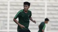 Pemain Timnas Indonesia U-22, Feby Eka Putra, saat latihan di Stadion Madya, Senayan, Jakarta, Senin (4/3). Latihan tersebut untuk persiapan kualifikasi Piala AFC U-23. (Bola.com/M Iqbal Ichsan)