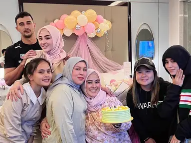 Ini adalah potret Lesti Kejora pakai hoodie yang jadi sorotan di acara ulang tahun ibunda Margin Wieheerm. Menutupi bagian leher ketika sedang berfoto, artis kelahiran Cianjur itu disebut lepas hijab. Meski ada yang menudingnya tidak-tidak, tak sedikit pula netizen yang membela Lesti dan menyebut penampilan Lesti tidak ada yang salah karena masih tertutup. Dalam momen tersebut, tak hanya Lesti yang terlihat hadir, ibundanya, Mama Kejora juga turut hadiri ultah ibunda Margin. (Liputan6.com/IG/@marginw)