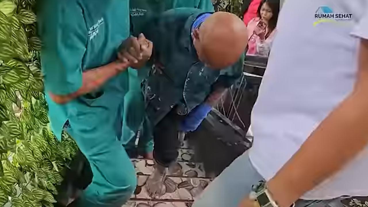 Alhamdulillah, Kondisi Pak Tarno Sudah Bisa Tersenyum dan Berjalan Naik Tangga