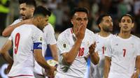 Gelandang Iran #18 Amirhossein Hosseinzadeh merayakan gol ketiga timnya selama pertandingan kualifikasi zona Asia Piala Dunia 2026 Grup A antara Iran dan Korea Utara di Kompleks Olahraga Azadi di Teheran pada 10 Juni 2025. (ATTA KENARE/AFP)
