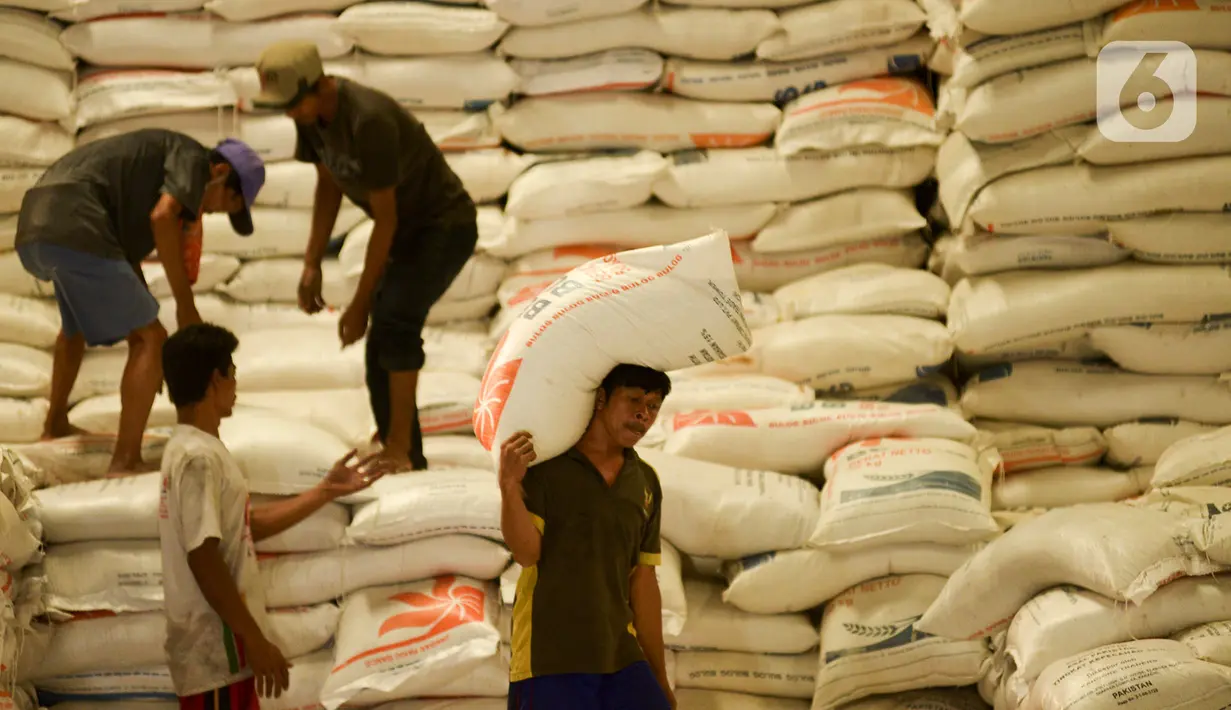 Pekerja memanggul karung beras Bulog di kawasan Kelapa Gading, Jakarta, Kamis (27/2/2020). Jelang Ramadan dan Idul Fitri 2020 Perusahaan Umum Badan Urusan Logistik atau Perum Bulog siap mengamankan pasokan beras di seluruh wilayah Indonesia mencapai 1,7 juta ton. (merdeka.com/Imam Buhori)
