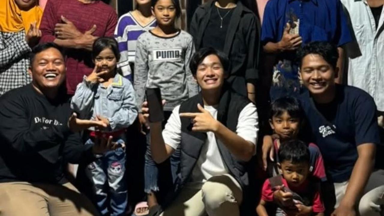 HP Tiktoker Ini Jatuh saat Kunjungi Bantargebang, Aksi Warga yang Temukan dan Kembalikan Tuai Pujian