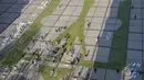 Orang-orang memasang lambang nasional Ukraina, trisula dari 1,5 juta bunga tulip di alun-alun Sophiyska di pusat Kyiv, Ukraina (18/3/2022). Warga Kiev turun ke alun-alun pusat untuk menata sekitar 1,5 juta bunga tulip dalam bentuk lambang negara. (AP Photo/Efrem Lukatsky)