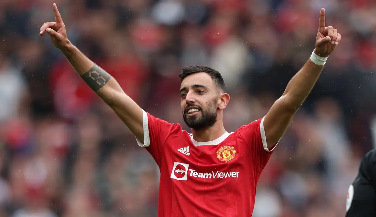 Bruno Fernandes saat ini menjadi pemain vital di skuat Manchester United. Didatangkan dari Sporting CP pada transfer musim dingin 2020, Setan Merah harus merogoh kocek sebesar 63 juta euro. Sejauh ini, Bruno telah mencetak 45 gol dan 24 assist dalam 104 laga bersama MU. (AFP/Adrian Dennis)