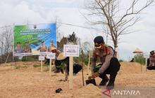 Polres Bangka Barat Gencarkan Penghijauan Lahan Kritis dengan 200 Bibit Jambu Mete