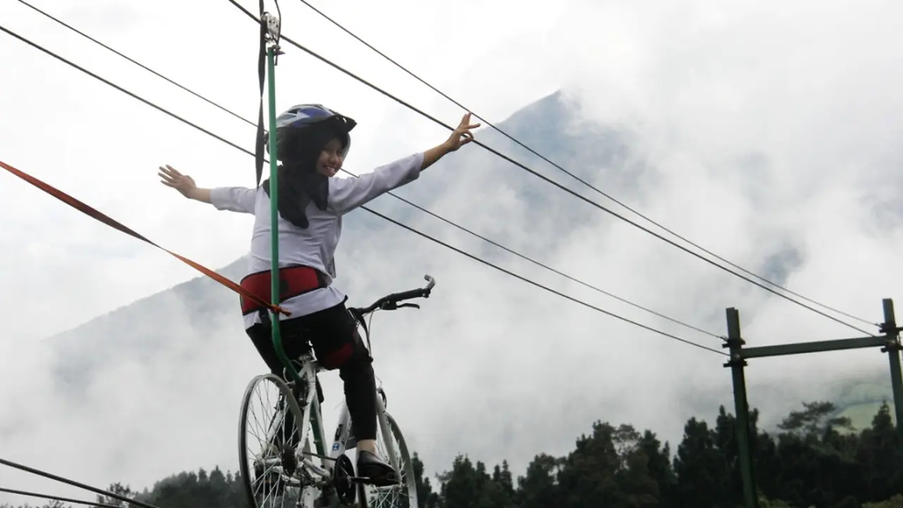 Memacu adrenalin sembari menikmati keindahan panorama pagi lereng Gunung Slamet. (Foto: Liputan6.com/Dinkominfo PBG/Muhamad Ridlo)