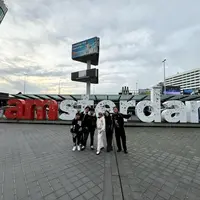 Jelang pergantian tahun, Sule memboyong anak-anaknya untuk menikmati liburan ke Eropa. Berikut beberapa potret keseruan keluarga Sule liburan bersama keluarga. Negara pertama yang dikunjungi pria asal Cimahi itu adalah Belanda. [Instagram/ferdinan_sule]