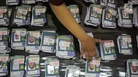 Panitia Penyelenggara Ibadah Haji (PPIH) merapikan paspor calon jemaah haji kloter pertama di Asrama Haji, Jakarta, Sabtu (6/7/2019). Sebelum diberangkatkan, petugas mengecek kembali 385 calon jamaah untuk melakukan kelengkapan administrasi. (Liputan6.com/Faizal Fanani)