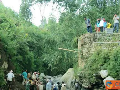 Citizen6, Temanggung: Banjir bandang mengakibatkan jembatan penghubung dua desa, Desa Gunung Wuluh-Desa Canggal di Kecamatan Candiroto Temanggung terputus, Pukul 05.00 WIB, Kamis (21/4). Tidak ada korban jiwa, tapi kerugian mencapai ratusan juta rupiah. 