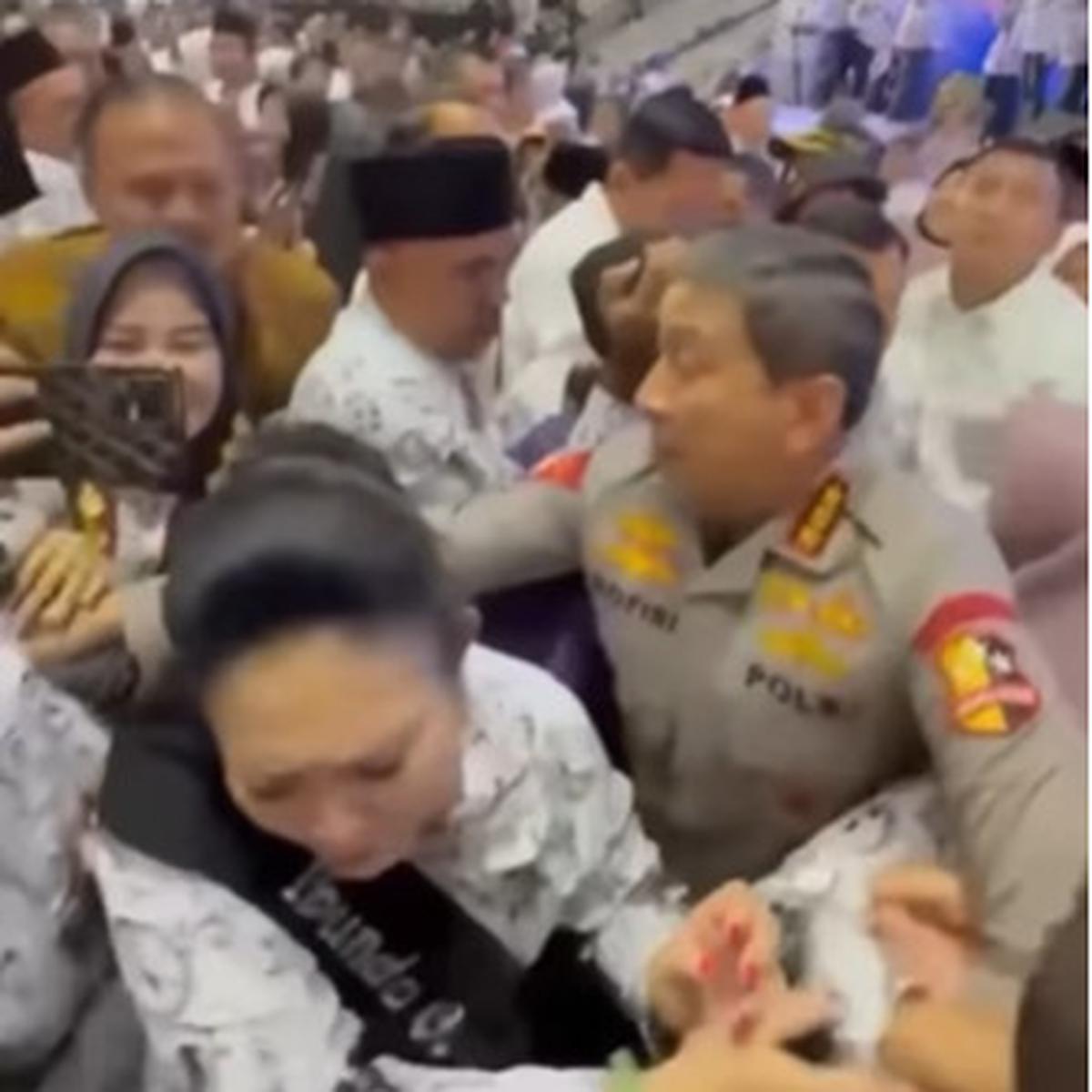 Jenderal Polisi Peraih Adhi Makayasa Gercep Lindungi Titiek Soeharto dari Kerumunan Guru, Aksinya Disorot