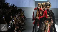 Sejumlah model berjalan diatas catwalk membawakan busana rancangan Anne Avantie di Jakarta Fashion Week (JFW) 2016 di Senayan City, Jakarta, Selasa (27/10/2015). Koleksi kali ini Anne Avantie bertema “Gambang Semarang”. (Liputan6.com/Herman Zakharia)