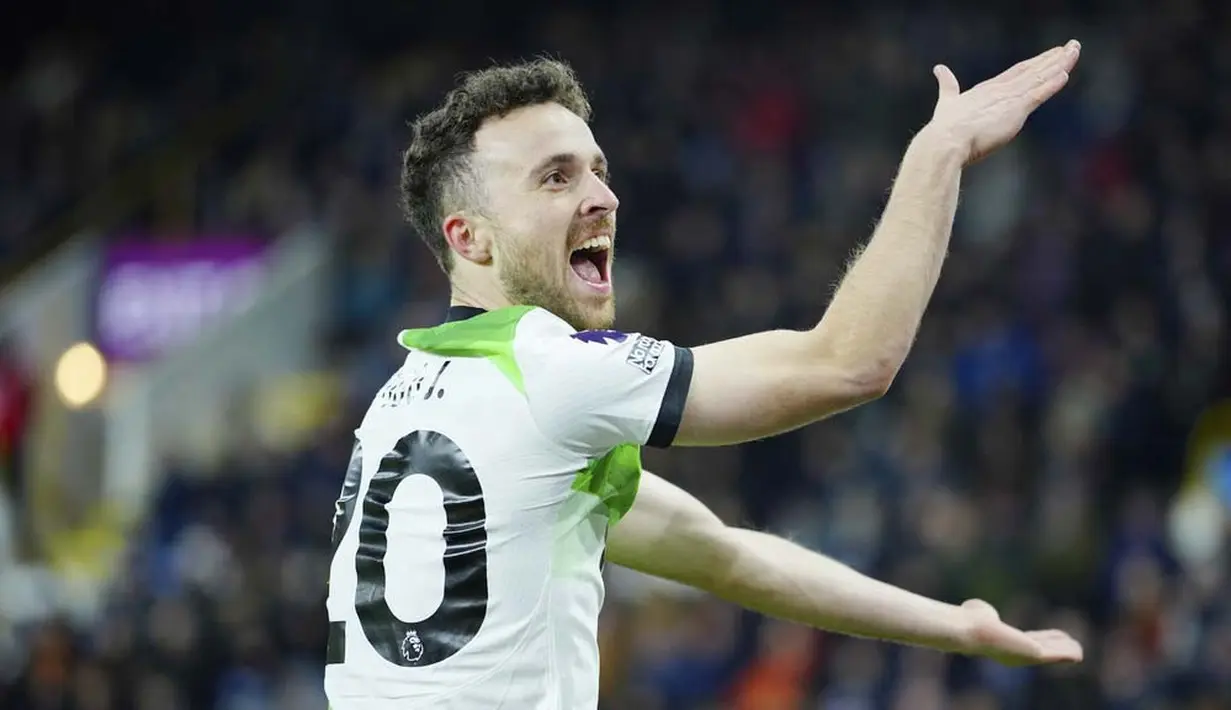 Pemain Liverpool, Diogo Jota, melakukan selebrasi setelah mencetak gol ke gawang Burnley pada laga pekan ke-19 Premier League 2023/2024 di Stadion Turf Moor, Rabu (27/12/2023). Gol-gol The Reds dicetak oleh Darwin Nunez dan Diogo Jota. (AP Photo/Jon Super)
