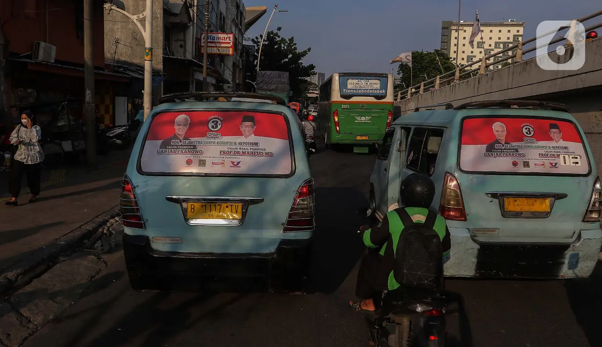 Menjelang Pemilihan Umum pada Februari 2024 mendatang semakin banyak APK dengan wajah para politikus terpasang di angkutan umum perkotaan. (Liputan6.com/Angga Yuniar)