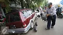 Petugas Dinas Perhubungan DKI Jakarta melakukan razia parkir liar di kawasan Jatinegara, Jakarta, Senin (28/12). Meski sudah ditertibkan, pengendara masih tak menghiraukan peraturan tersebut. (Liputan6.com/Immanuel Antonius)