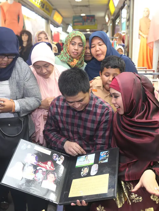 Ditemui di kawasan Tanah Abang, Jakarta Pusat, Rabu (1/12), Oki juga berbagi kebahagiaan bersama anak-anak yatim. Oki ingin dapat doa dari mereka agar diberikan kesehatan selama kehamilan dan proses kelahirannya berjalan lancar. (Andy Masela/Bintang.com)