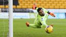 Kiper Wolverhampton Wanderers, Rui Patricio, menghalau bola saat melawan Aston Villa pada laga Liga Inggris di Stadion Molineux, Minggu (13/12/2020). Aston Villa menang dengan skor 0-1. (Tim Keeton/Pool/AFP)