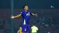 Striker Persik Kediri, M. Khanafi, melakukan selebrasi setelah mencetak gol ke gawang Bhayangkara FC dalam laga pekan ke-14 BRI Liga 1 2023/2024. (Bola.com/Gatot Sumitro)