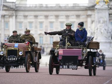 Peserta London to Brighton Veteran Car Run berkendara di sepanjang The Mall, London, Minggu (7/11/2021). London to Brighton Veteran Car Run adalah acara otomotif terlama di dunia, yang diadakan di jalur antara London dan Brighton, Inggris. (Kirsty O'Connor/PA via AP)