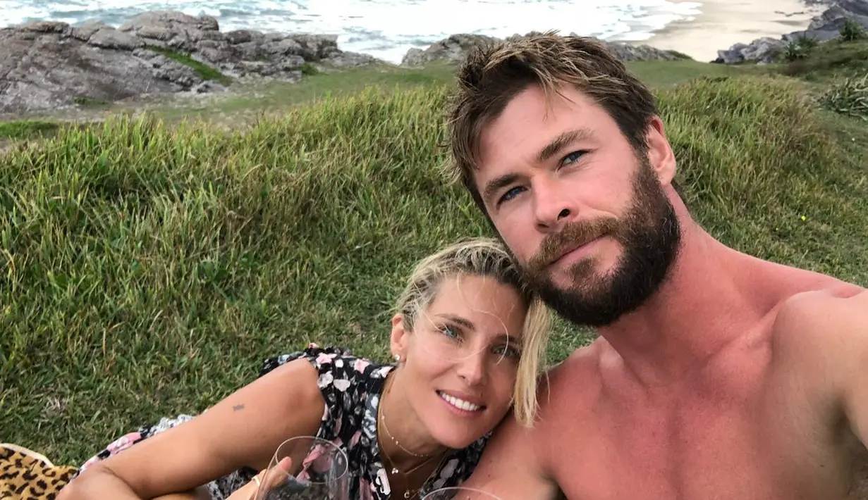 Aktor Thor tersebut mengunggah selfie bersama dengan istrinya, Elsa Pataky dan memamerkan kue di Twitter. (twitter/chrishemsworth)