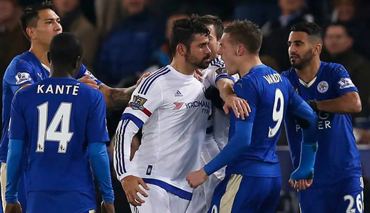 Penyerang Chelsea Diego Costa berseteru dengan penyerang Leicester City Jamie Vardy saat lanjutan liga Inggris di Stadion King Power Stadium, Liecester (15/12/2016). (Reuters/Andrew Yates)