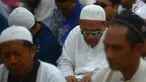 Penyadang tunanetra dari Ikatan Tunanetra Muslim Indonesia (ITMI) melakukan tadarus Alquran braile di Masjid Raya Cipinang Muara, Jakarta, Sabtu (2/6). Acara tadarus nasional ini dalam rangka menyemarakkan bulan Ramadan 1439 H. (Merdeka.com/Imam Buhori)
