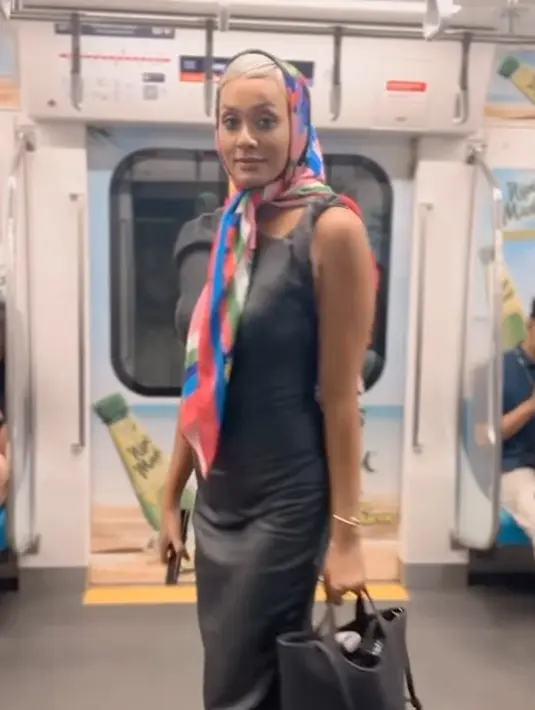 Kimmy melengkapi penampilannya dengan scarf biru bermotif sebagai kerudung [Intagram/kimmyjayanti]