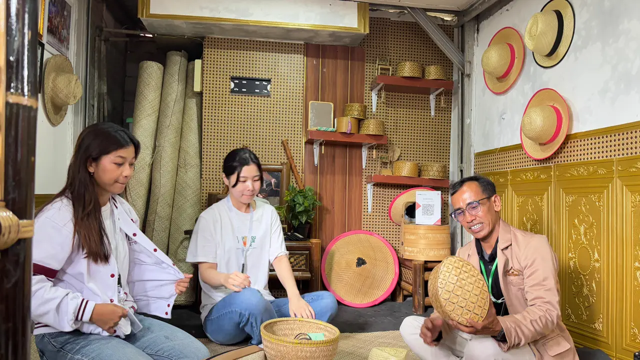 Anyaman bambu Desa Buniayu, Kabupaten Tangerang, Banten.