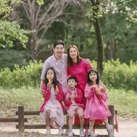 Intip keseruan mama Gina Kimbab Family berbagi rahasia membangun keluarga harmonis di Korea Selatan. Yuk, klik sekarang juga! (Foto dok: Kimbab Family Official).