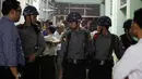 Petugas kepolisian melakukan penjagaan di kamar mayat rumah sakit di pinggiran kota Yangon, Myanmar, Minggu (29/1). Selain sebagai pengacara partai pimpinan Aung San Suu Kyi, Ko Ni dikenal sebagai pengacara terkemuka di Myanmar. (AP Photo/Thein Zaw)