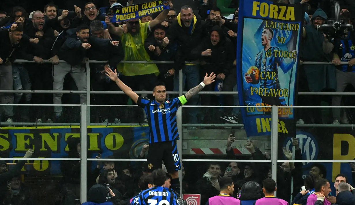 Penyerang Inter Milan asal Argentina, Lautaro Martinez melakukan selebrasi dengan para pendukung setelah mencetak gol pertama untuk timnya saat pertandingan leg kedua perempat final Liga Champions 2024/2025 melawan Bayern Munchen di stadion San Siro, Milan pada 16 April 2025 atau Kamis 17 April 2025 dini hari WIB. (Alberto PIZZOLI/AFP)