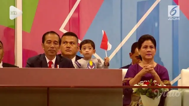 Cucu Presiden Jokowi, Jan Ethes, turut menemani sang kakek dalam Upacara Pembukaan Asian Para Games 2018.