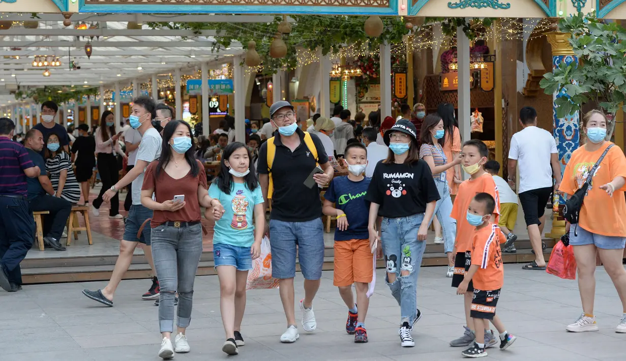 Para wisatawan mengunjungi Grand Bazaar Food Street di Urumqi, ibu kota Daerah Otonom Uighur Xinjiang, China barat laut, pada 4 Juli 2020. (Xinhua/Ding Lei)