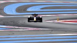 Pembalap Red Bull Racing, Max Verstappen menang mudah pada balapan seri ke-12 di Sirkuit Paul Ricard hari Minggu (24/07/2022). (AP/Manu Fernandez)