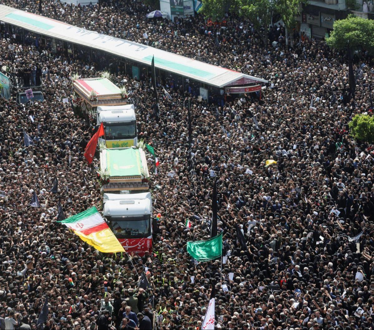 Jutaan warga menyambut iring-iringan jenazah Presiden Iran Ebrahim Raisi dan tujuh pendampingnya di Teheran, Iran, pada Rabu (22/5/2024). Jenazah Ebrahim Raisi, yang meninggal dunia dalam kecelakaan helikopter, tiba di Teheran setelah diterbangkan dari Ko