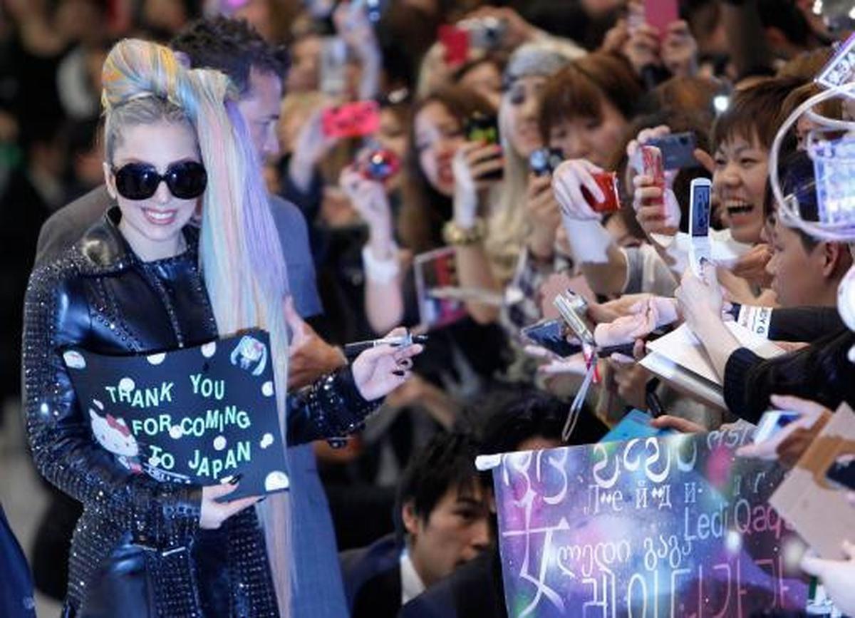 Lady Gaga dianggap membawa ajaran sesat dan merusak akhlak oleh FPI  