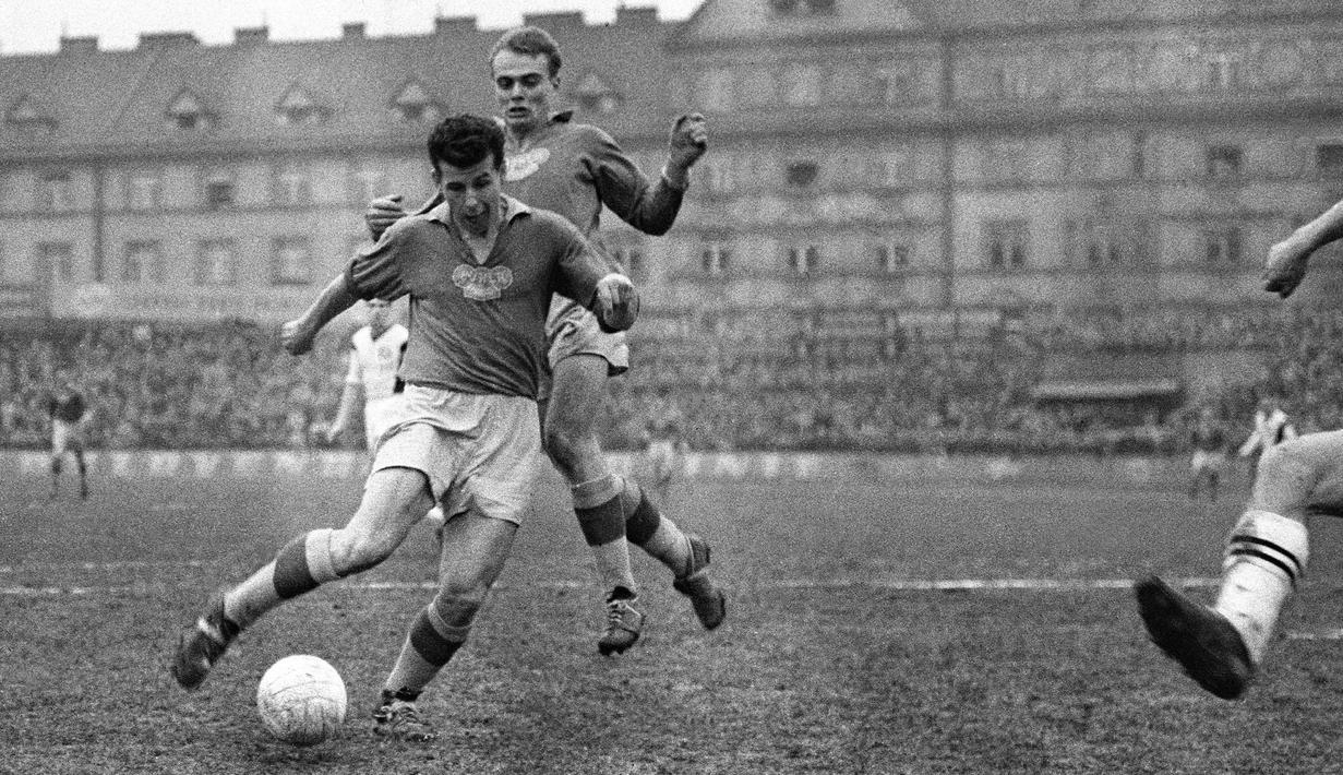 Josef Masopust merupakan pemain asal Republik Ceko pertama yang berhasil meraih penghargaan Ballon d'Or pada tahun 1962, sebelum Pavel Nedved. Ia merupakan gelandang klub Dukla Praha. Masopust sukses mengungguli Eusebio dan Kar-Heinz Schnellinger. (AFP/Jaroslav Skala)