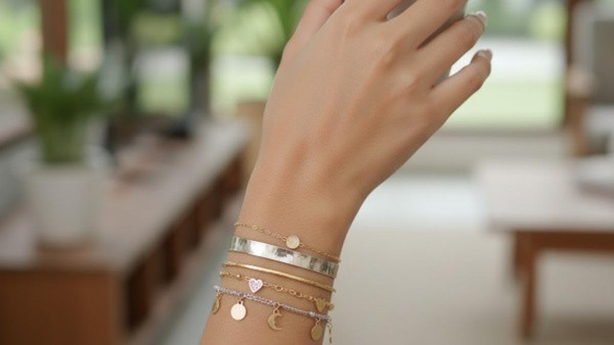 7 Model Gelang Stacking Mix Metal Emas dan Perak, Inspirasi untuk Menambah Koleksi Aksesorimu