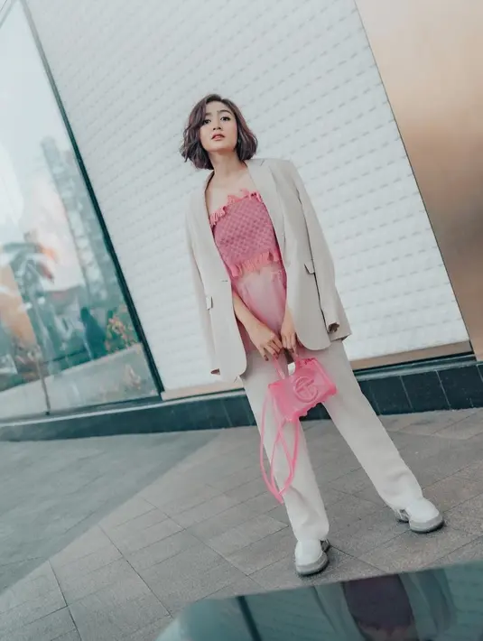Sedangkan bagian wajah, Febby Rastanty tampil dengan makeup flawless dengan nuansa pink