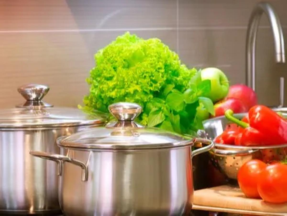 2. Memakai Alat Masak Berbahan Aluminium