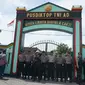 Puluhan anggota kepolisian terlihat berjaga di kawasan Keraton Solo. (Liputan6.com/Fajar Abrori).