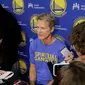 Pelatih kepala Golden State Warriors, Steve Kerr, berbincang dengan awak media setelah memimpin sesi latihan tim di Oakland, 7 April 2017. (AP Photo/Jeff Chiu)