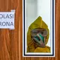 Petugas mengenakan peralatan pelindung di ruang isolasi di rumah sakit Undata, Palu, Sulawesi Tengah, Sabtu (1/2/2020). Pemerintah Indonesia bersiap memulangkan sekitar 250 warga dari Wuhan, tim evakuasi diberangkatkan dari Bandara Soekarno Hatta, pada Sabtu (1/2) siang. (AFP/Muhammad Rifki)