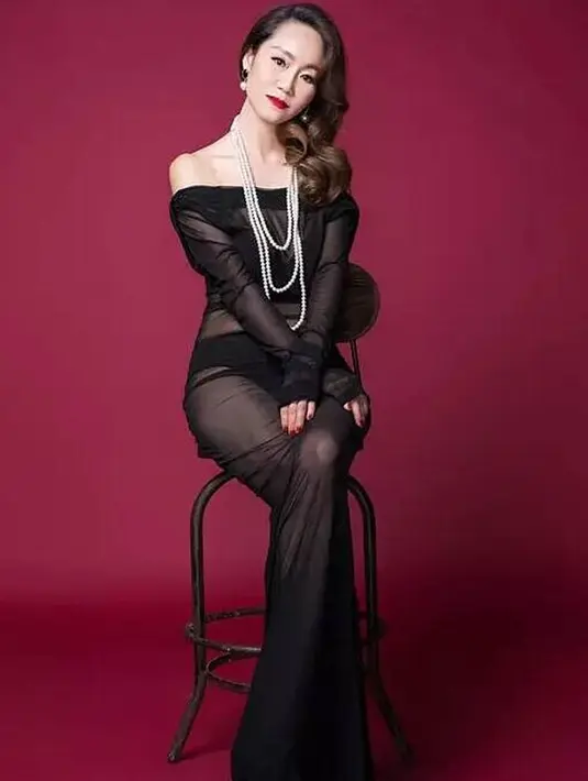 Pose nenek cantik Qin Ling saat sesi pemotretan. Ketenaran Qin membawanya ke salah satu acara talk show di China, Mamma Mia. Qin Ling  juga banyak menerima telepon dari pria-pria yang jauh lebih muda daripada dirinya untuk menikah. (shanghaiist.com)