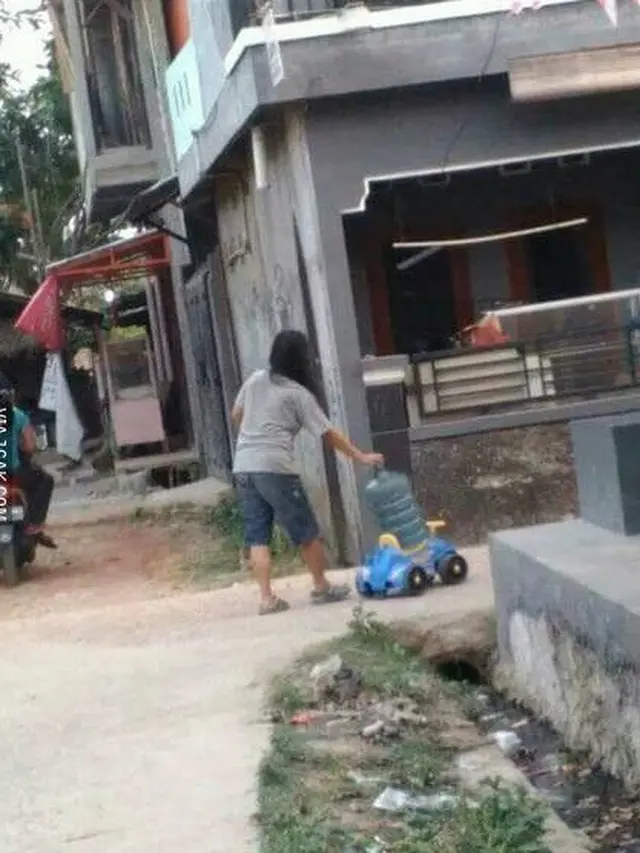 6 Cara Orang Bawa Galon Ini Unik Banget, Jadi Sorotan