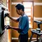 Cara Memasang TV di Dinding Sendiri dengan Aman untuk Dinding Bata hingga Gypsum