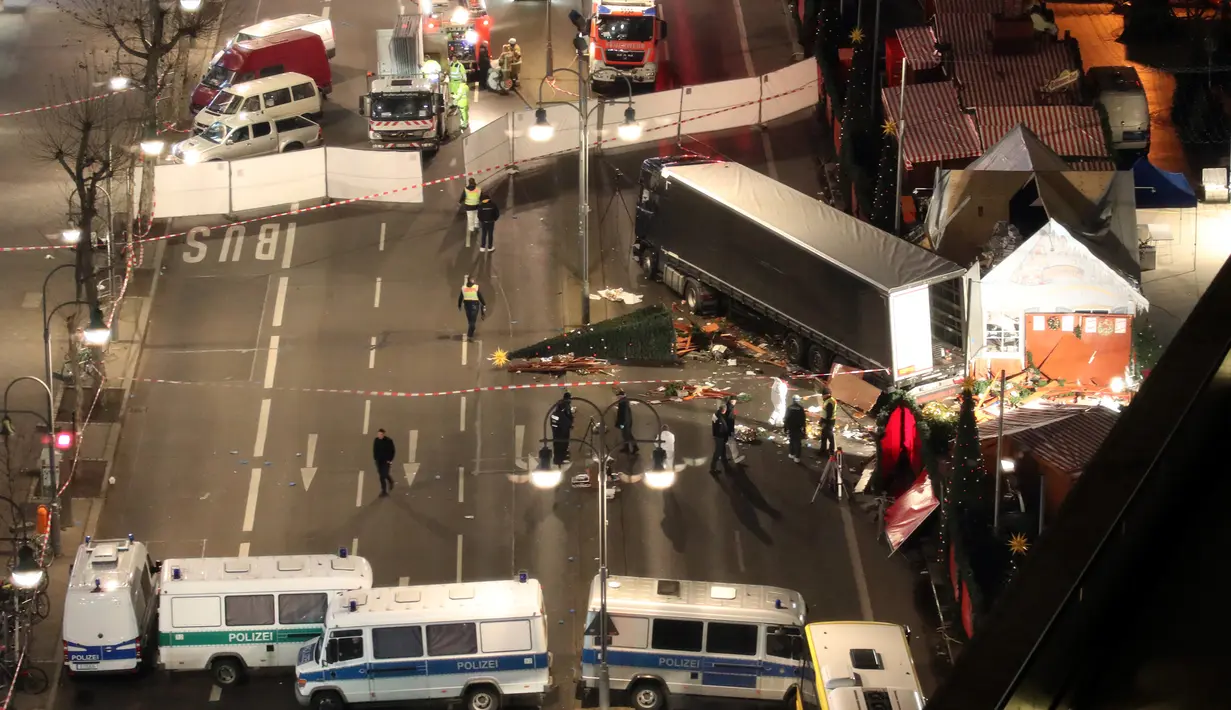 Pada 19 Desember 2016, pria pencari suaka membajak sebuah truk lori dan menabrak pasar Natal yang ramai pengunjung di pusat kota Berlin, Jerman hingga menewaskan 12 orang. (AP Photo/Michael Kappeler)
